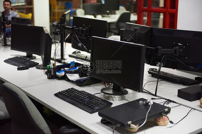 双监控屏幕笔记本电脑 现代办公室的技术开发引擎